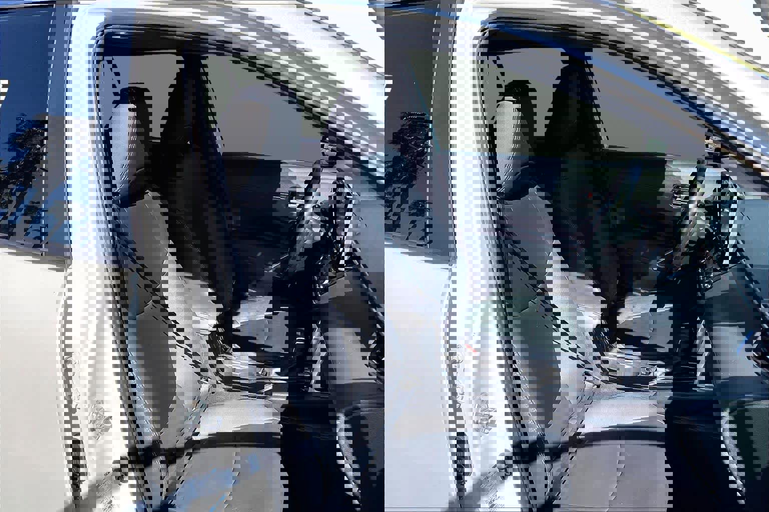 Used 2022 Toyota Corolla Cross XLE w/ Convenience Package image 8