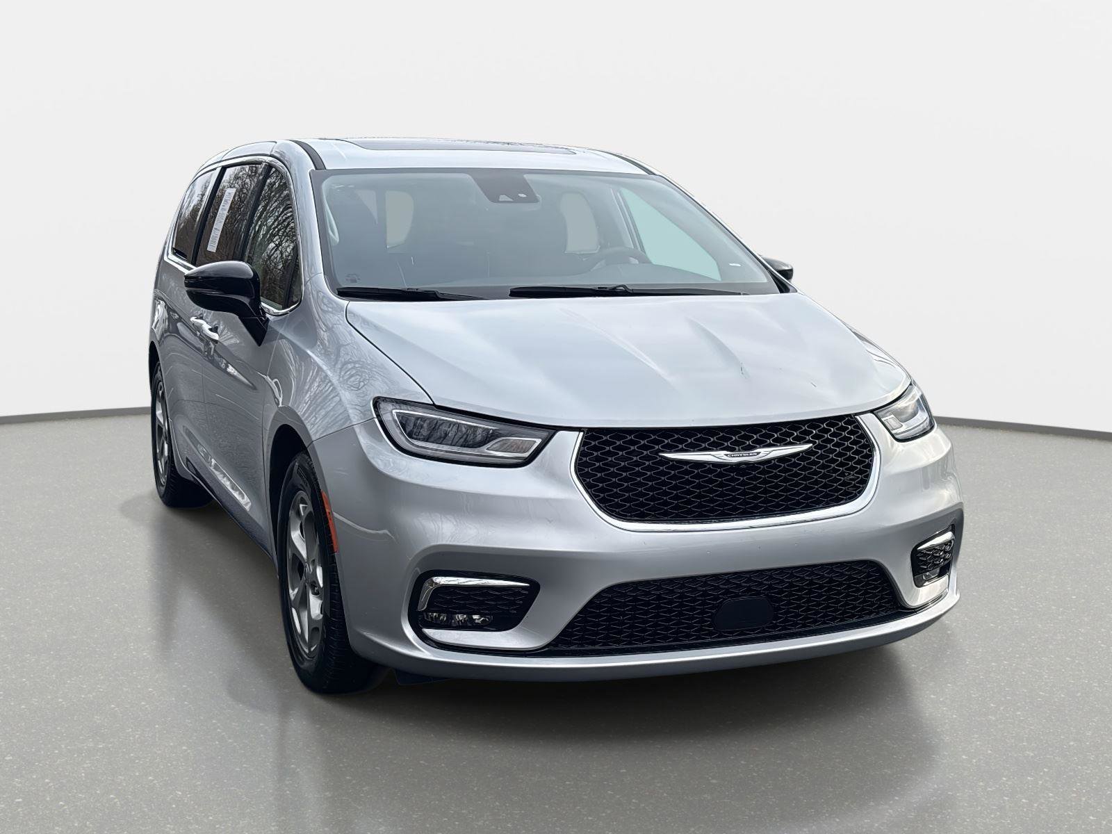 Used 2024 Chrysler Pacifica Limited image 3