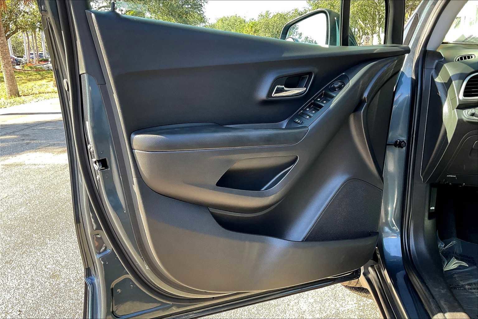 Certified 2021 Chevrolet Trax LT w/ Driver Confidence Package image 21