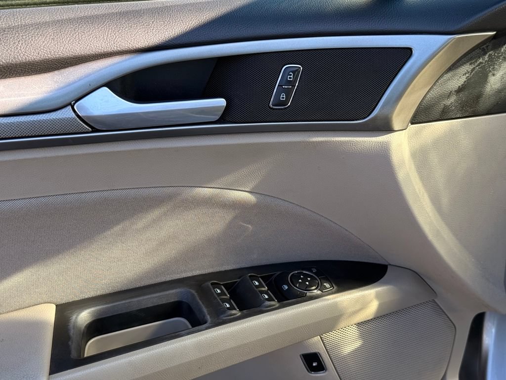 Used 2020 Ford Fusion SE FWD image 21