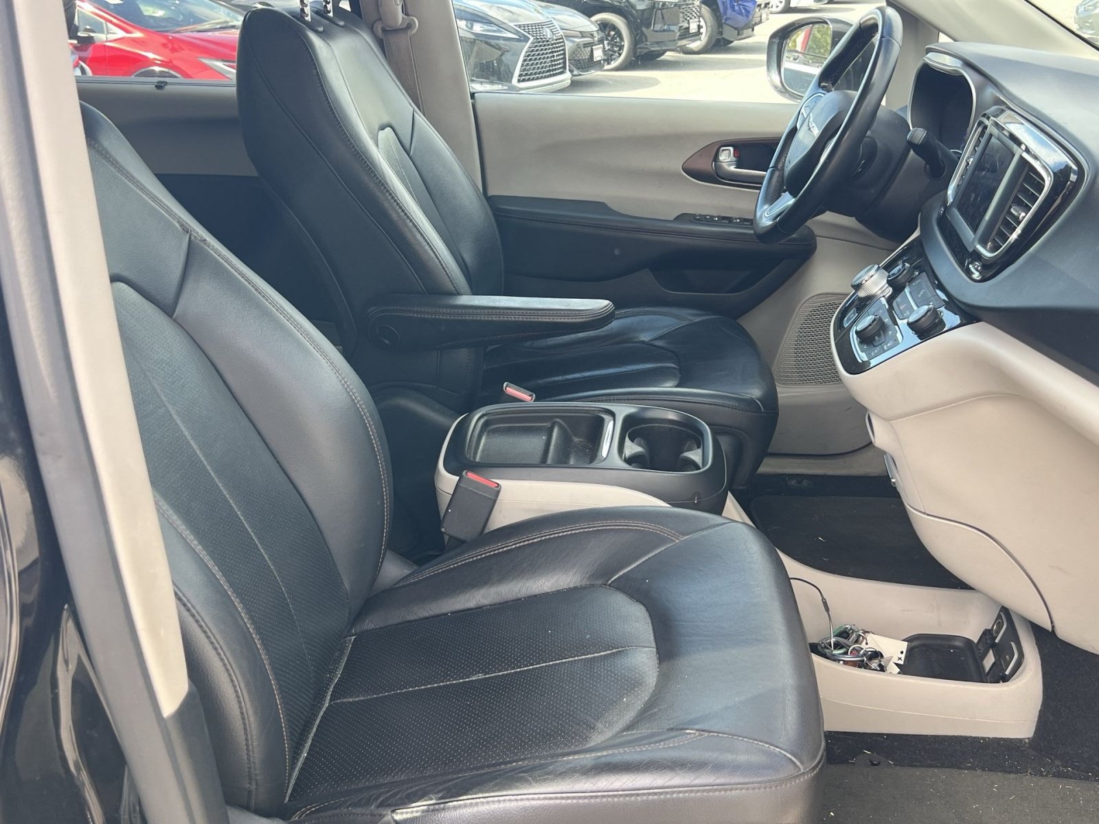 Used 2018 Chrysler Pacifica Touring-L FWD image 28