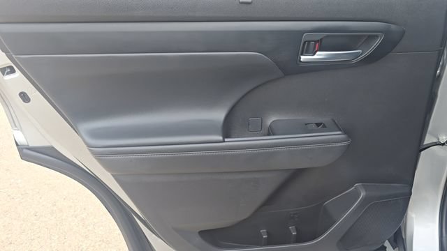 Used 2022 Toyota Highlander XLE FWD image 17