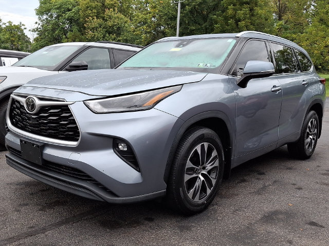 Used 2021 Toyota Highlander XLE AWD/4WD image 3