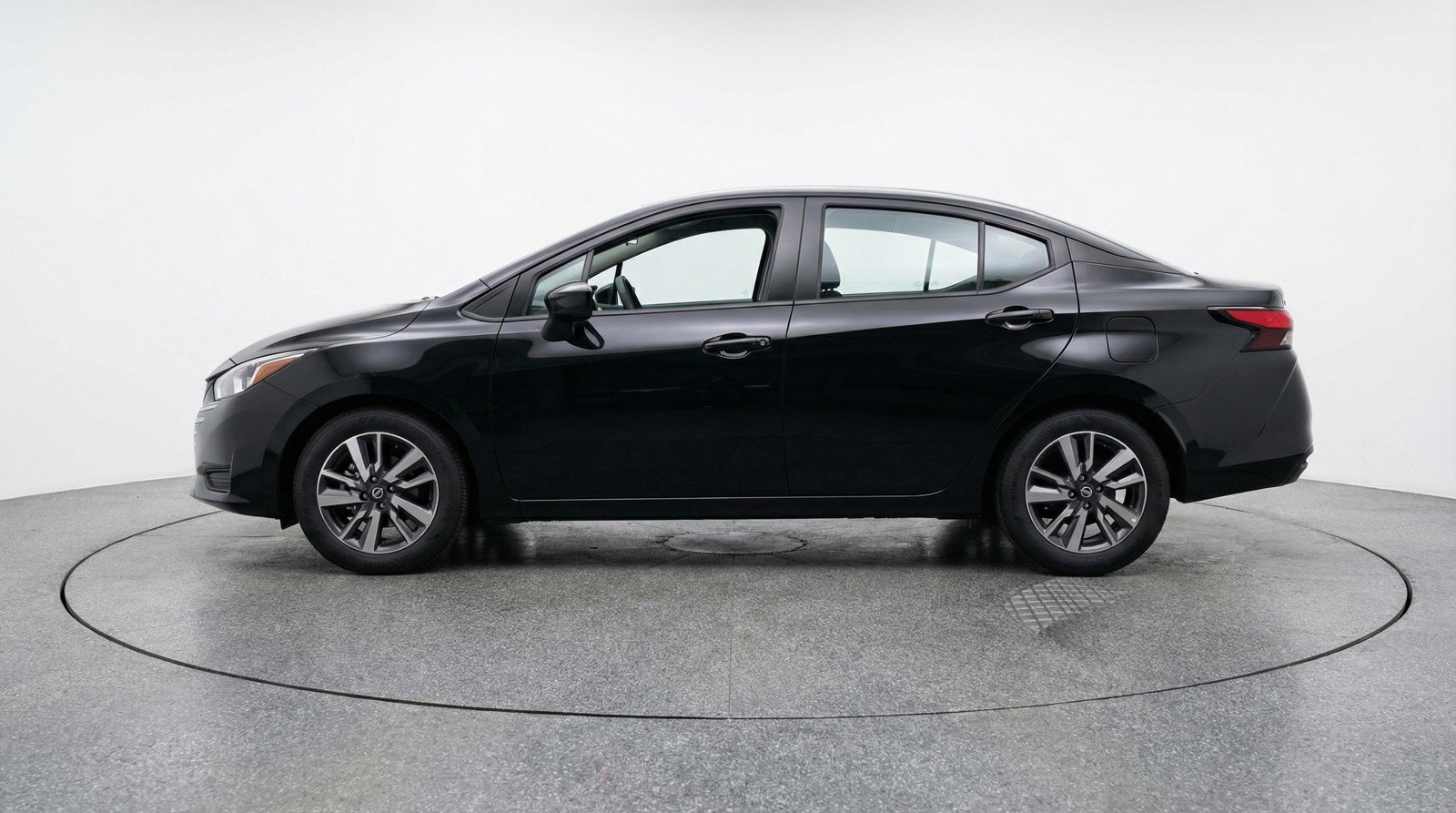 Used 2025 Nissan Versa SV image 5