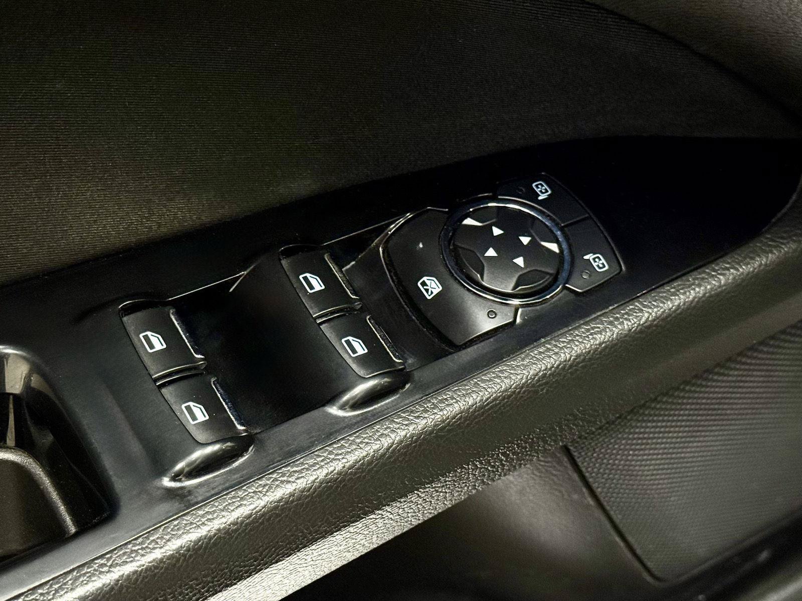 Used 2016 Ford Fusion SE FWD image 13
