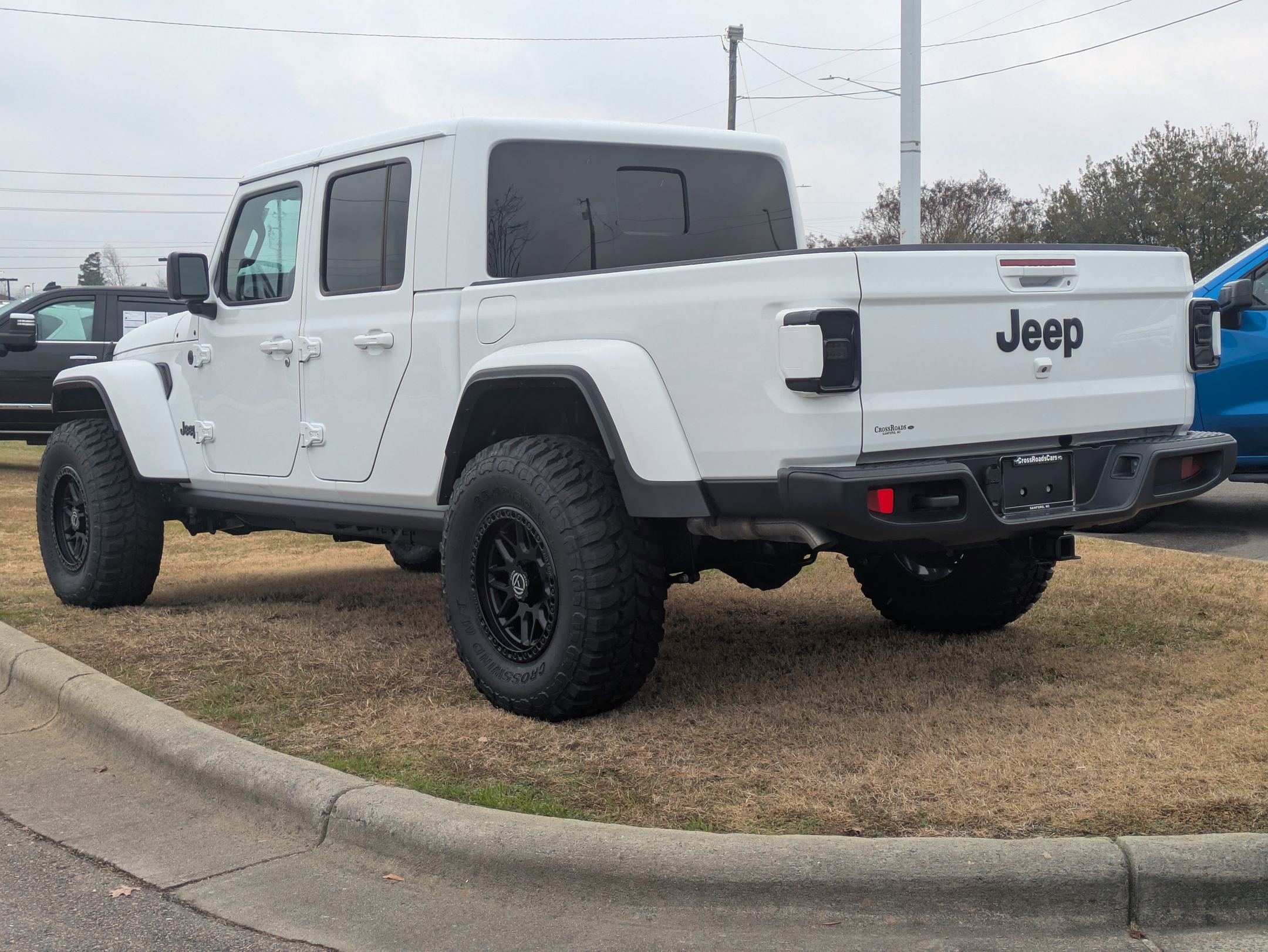 Used 2025 Jeep Gladiator Sport image 8