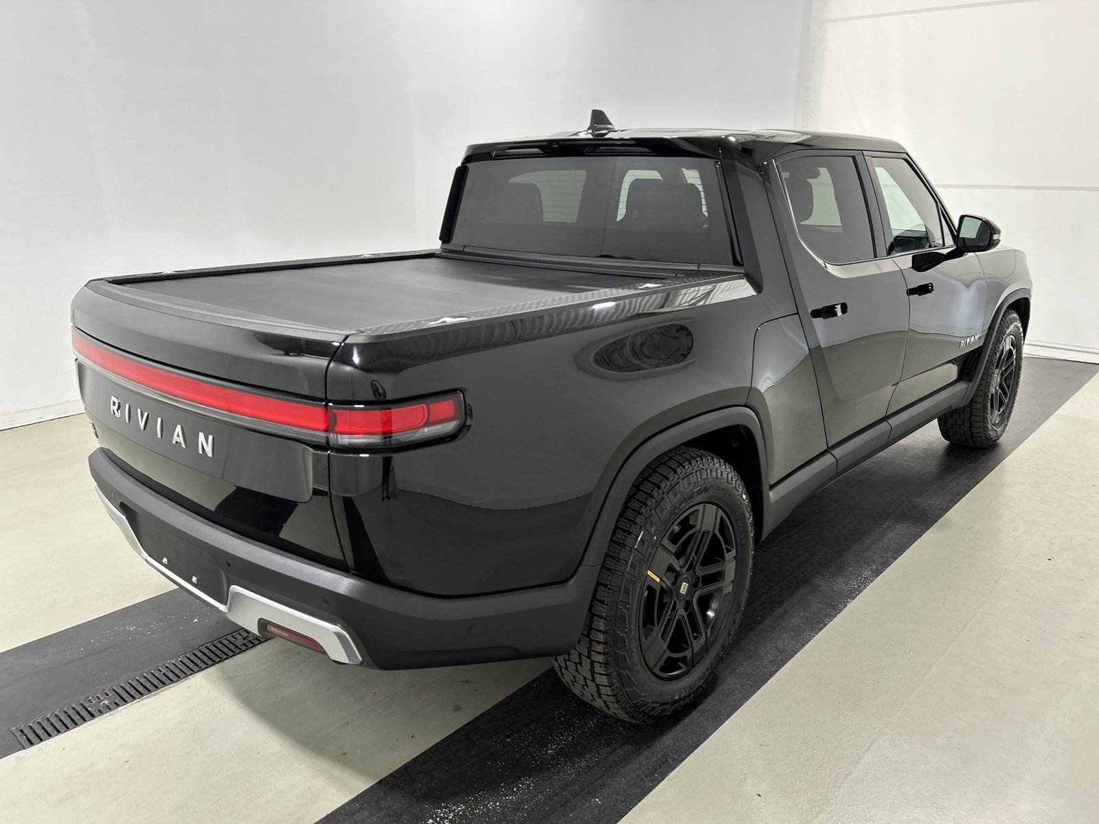 Used 2024 Rivian R1T Adventure AWD/4WD image 5