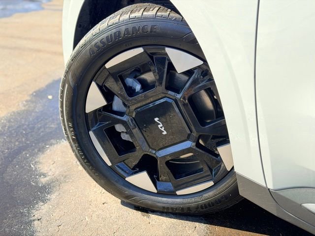 Used 2025 Kia Carnival EX image 31