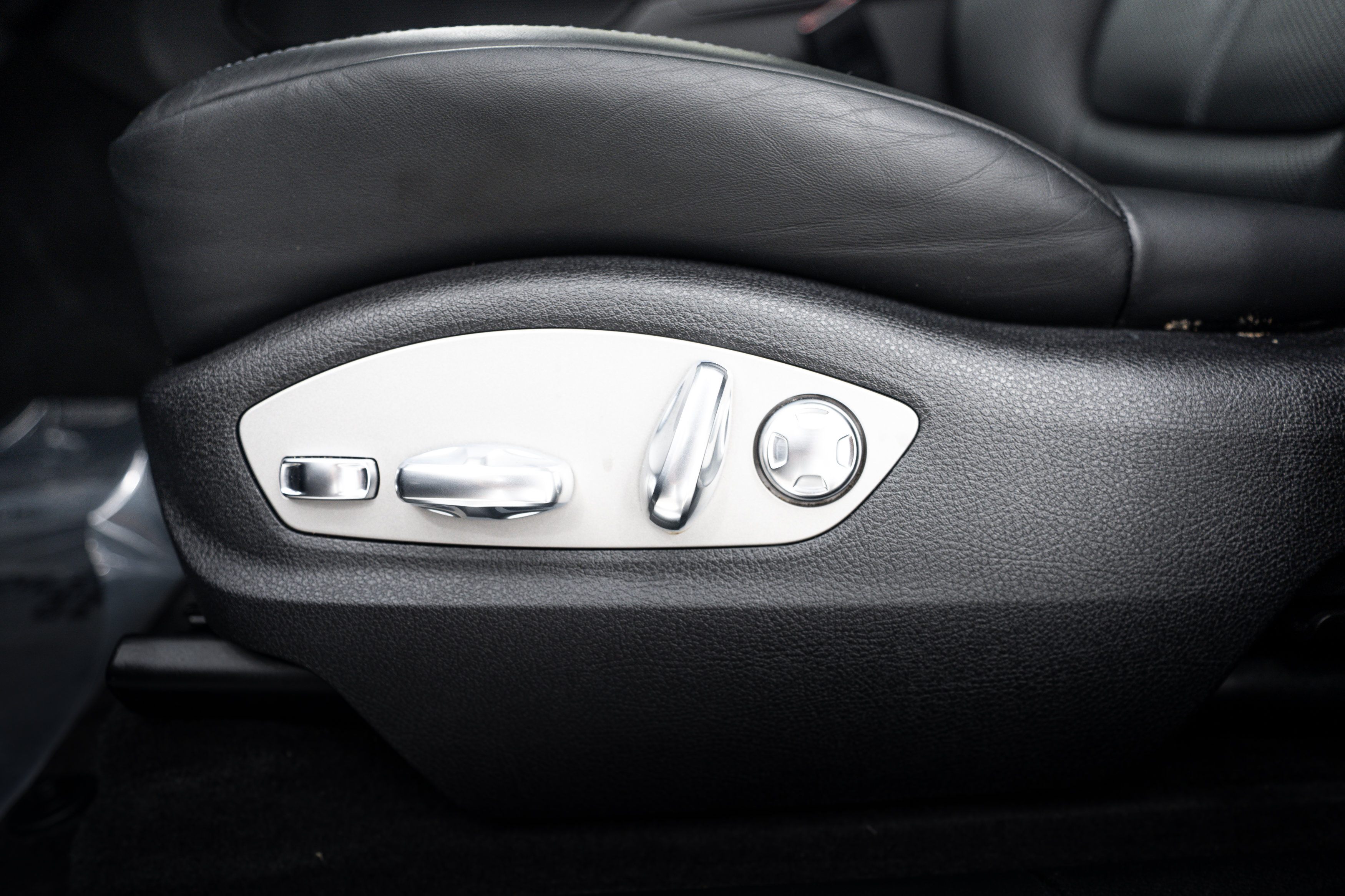 Certified 2021 Porsche Macan S AWD/4WD image 18