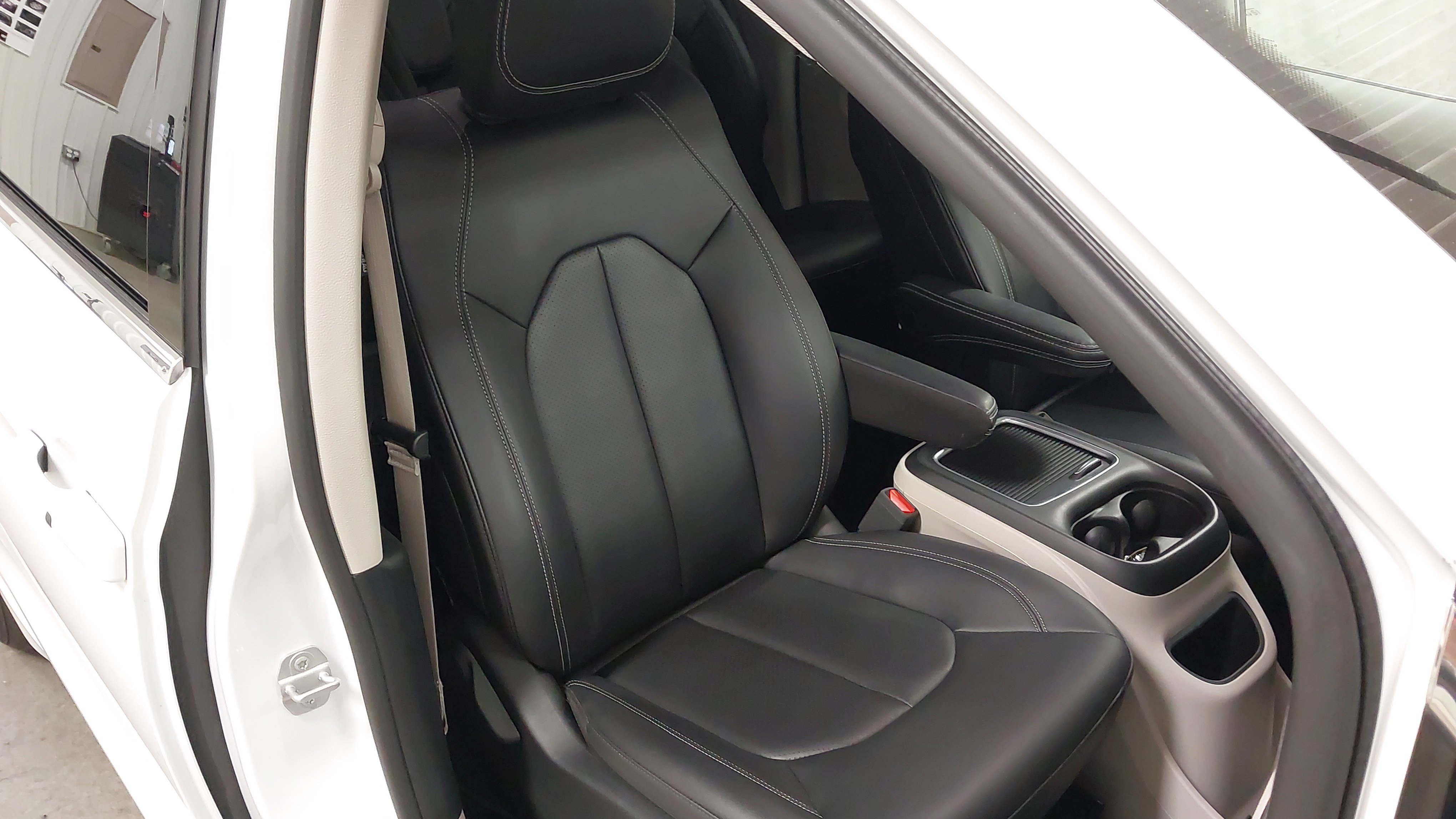 Used 2024 Chrysler Pacifica Select image 28