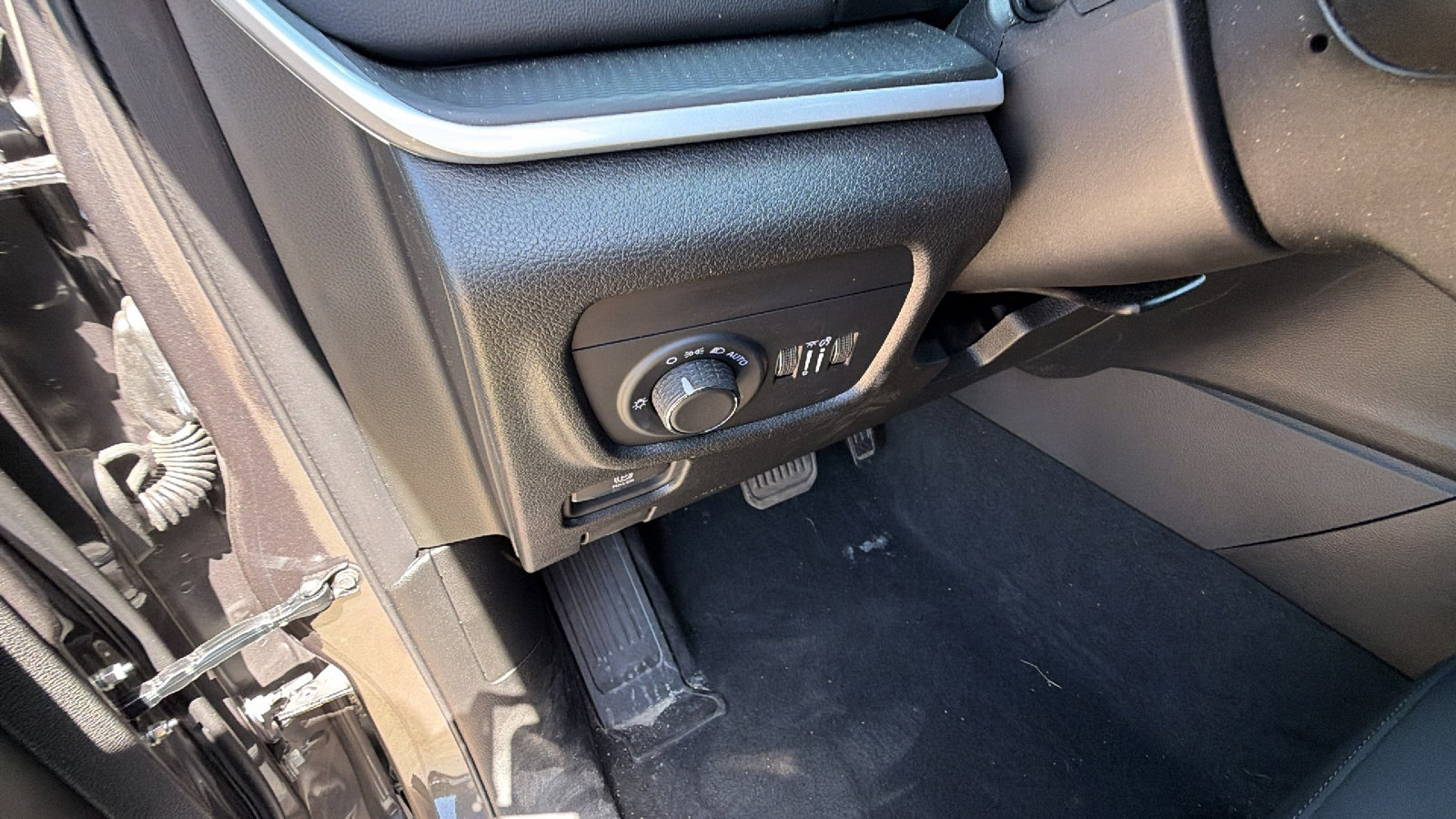 Certified 2025 Jeep Grand Cherokee Laredo image 25