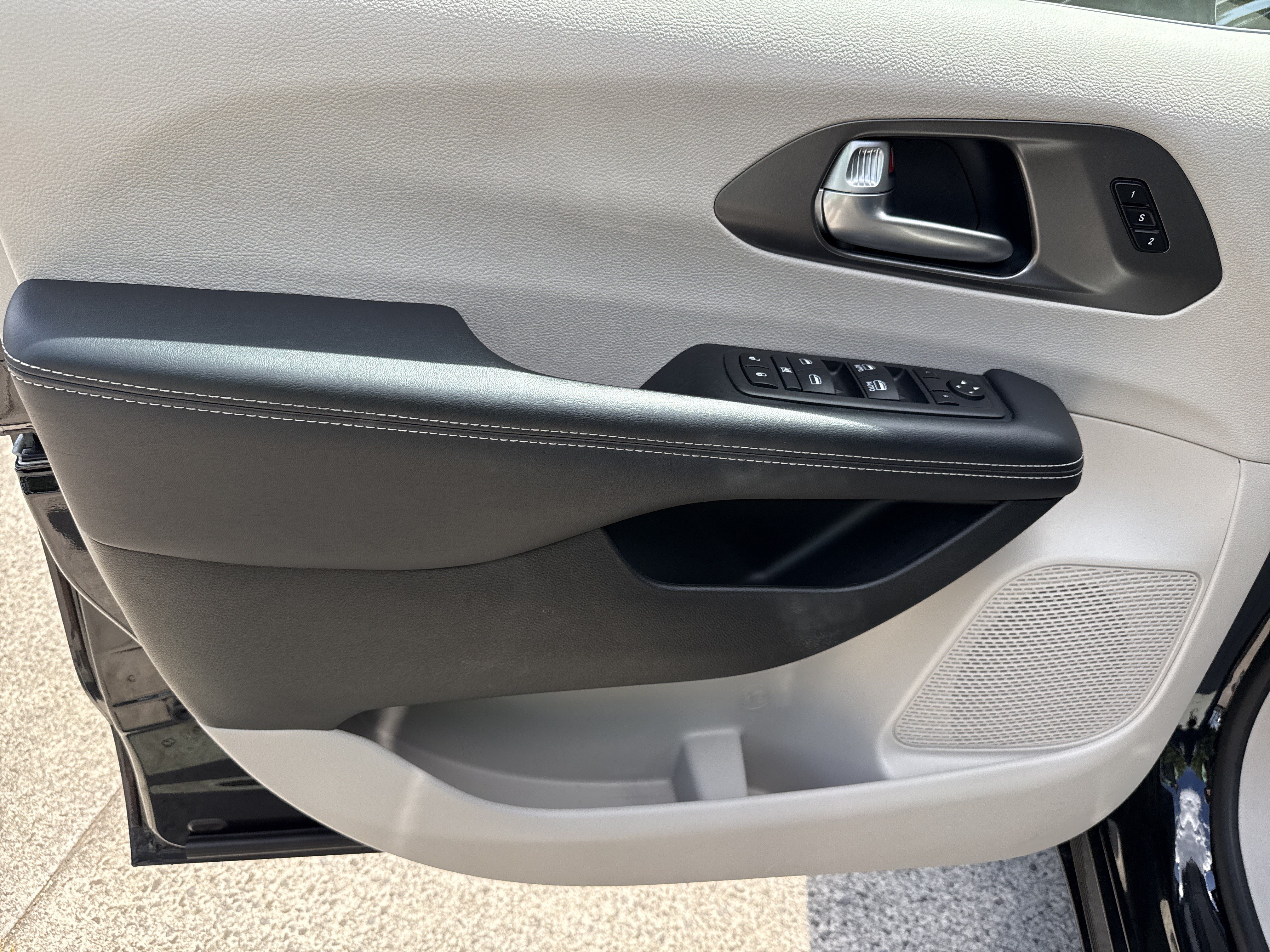 Used 2024 Chrysler Pacifica Touring-L FWD image 10