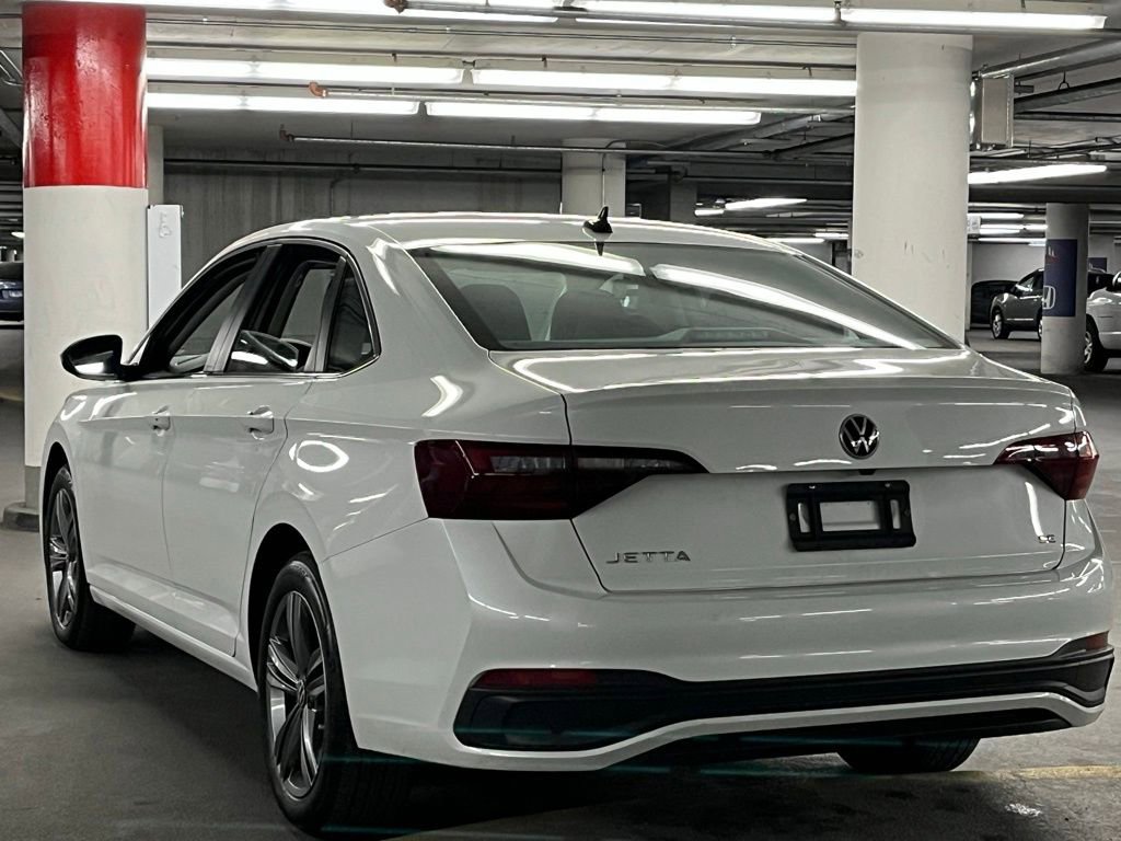 Used 2023 Volkswagen Jetta SE w/ Panoramic Sunroof Package image 5