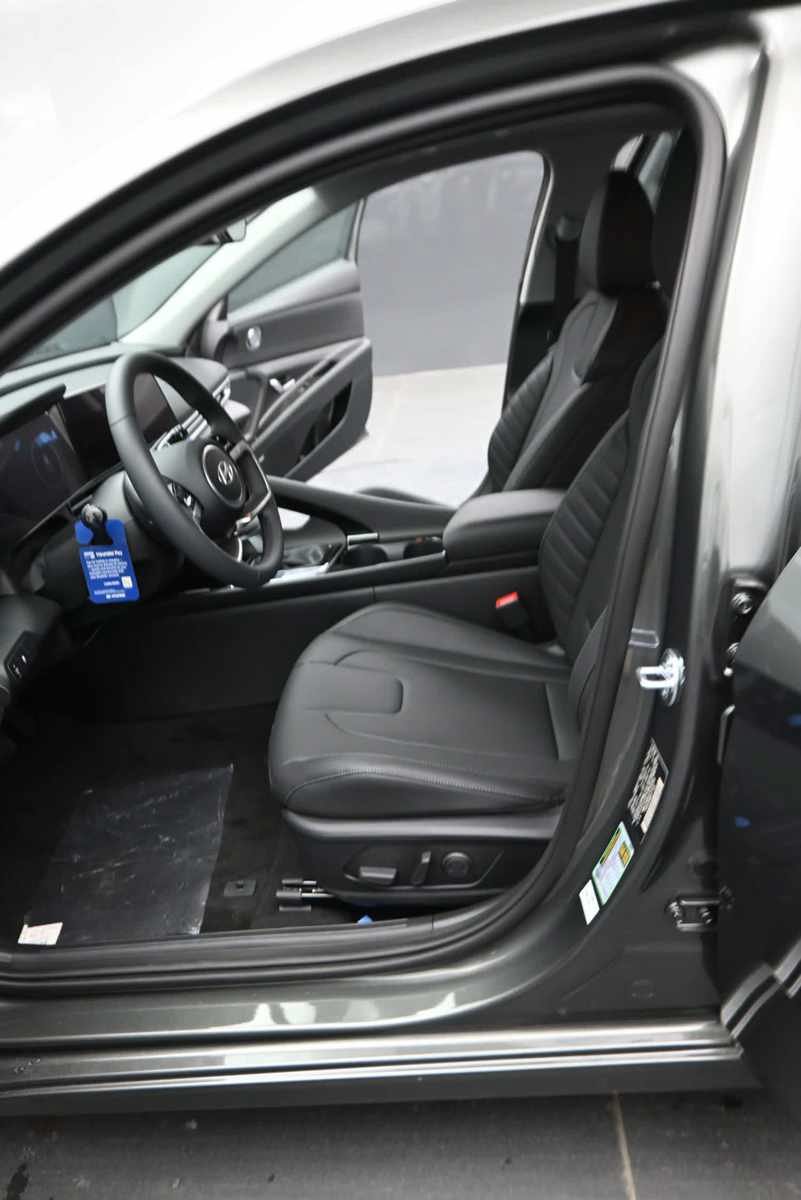 New 2026 Hyundai Elantra Limited FWD image 18