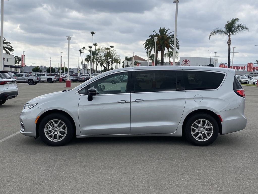 Used 2024 Chrysler Pacifica Touring image 2