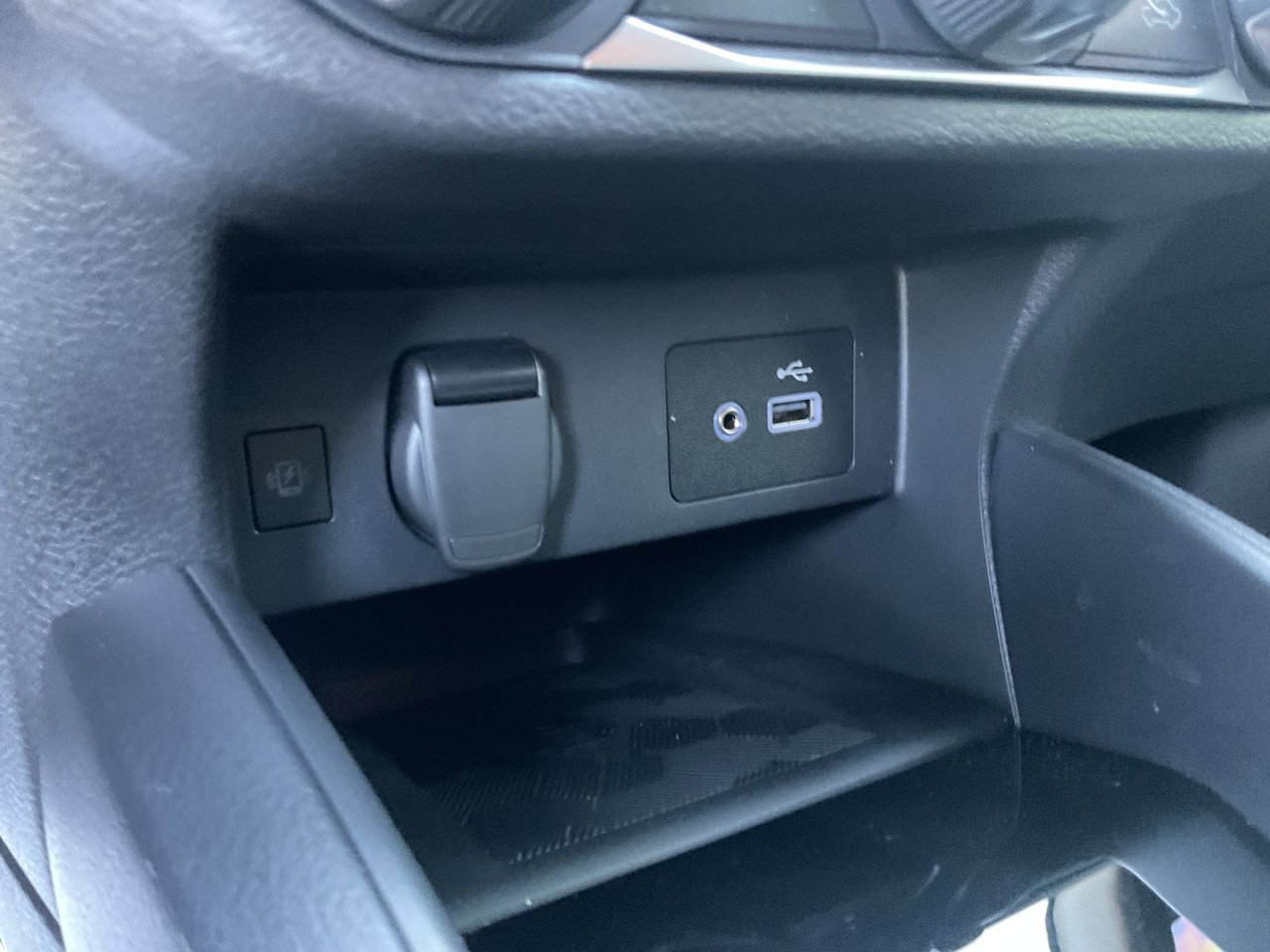 Used 2025 Nissan Versa SV w/ Trunk Package FWD image 24