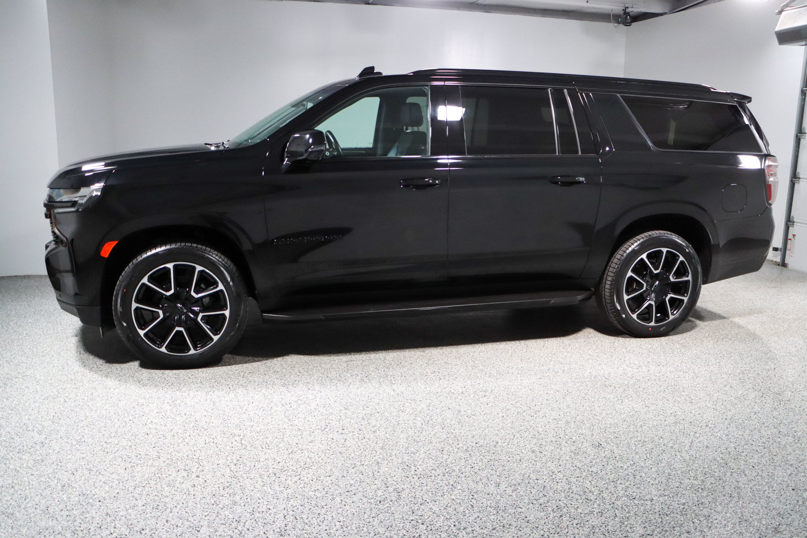 Used 2024 Chevrolet Suburban RST w/ Luxury Package AWD/4WD image 10