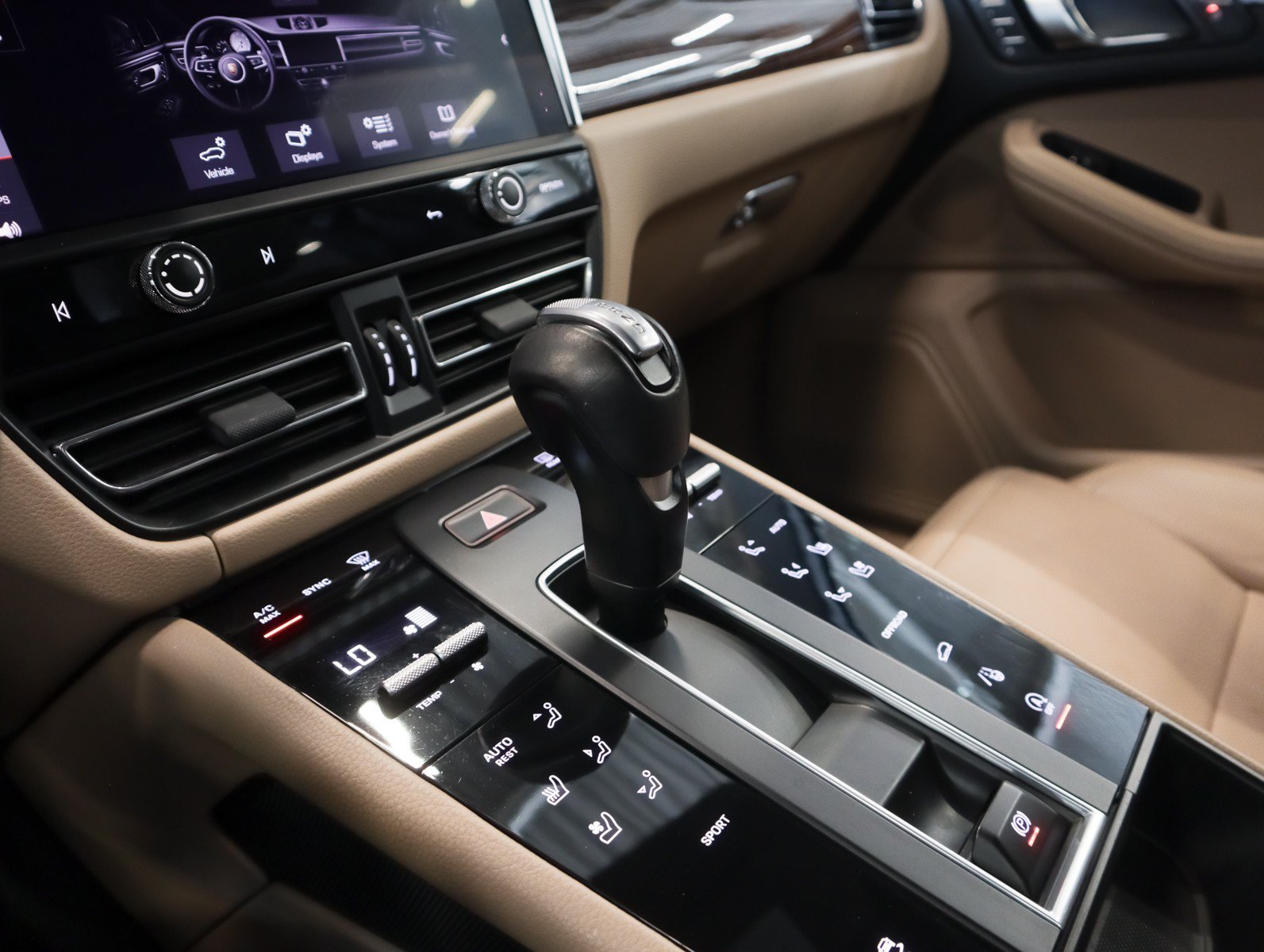 Certified 2023 Porsche Macan AWD/4WD image 19