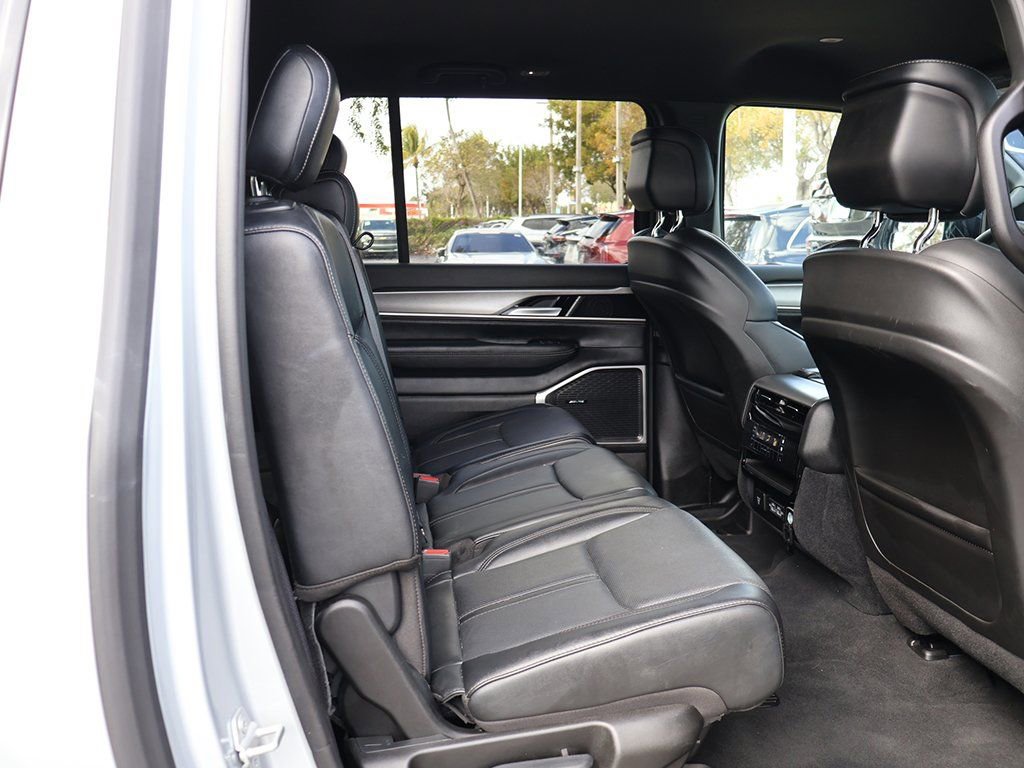 Used 2025 Jeep Wagoneer L Series II w/ 8-pass Seating Package AWD/4WD image 39