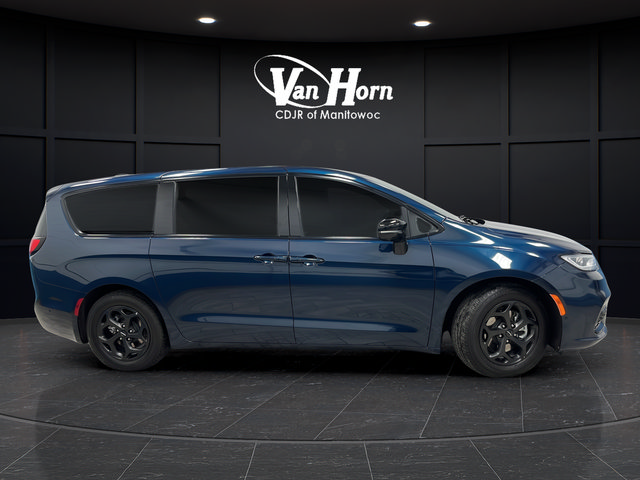 Used 2024 Chrysler Pacifica Limited FWD image 2