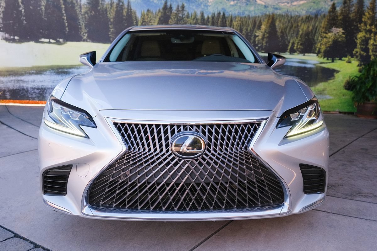 Used 2018 Lexus LS 500 w/ Accessory Package (Z2) RWD image 2