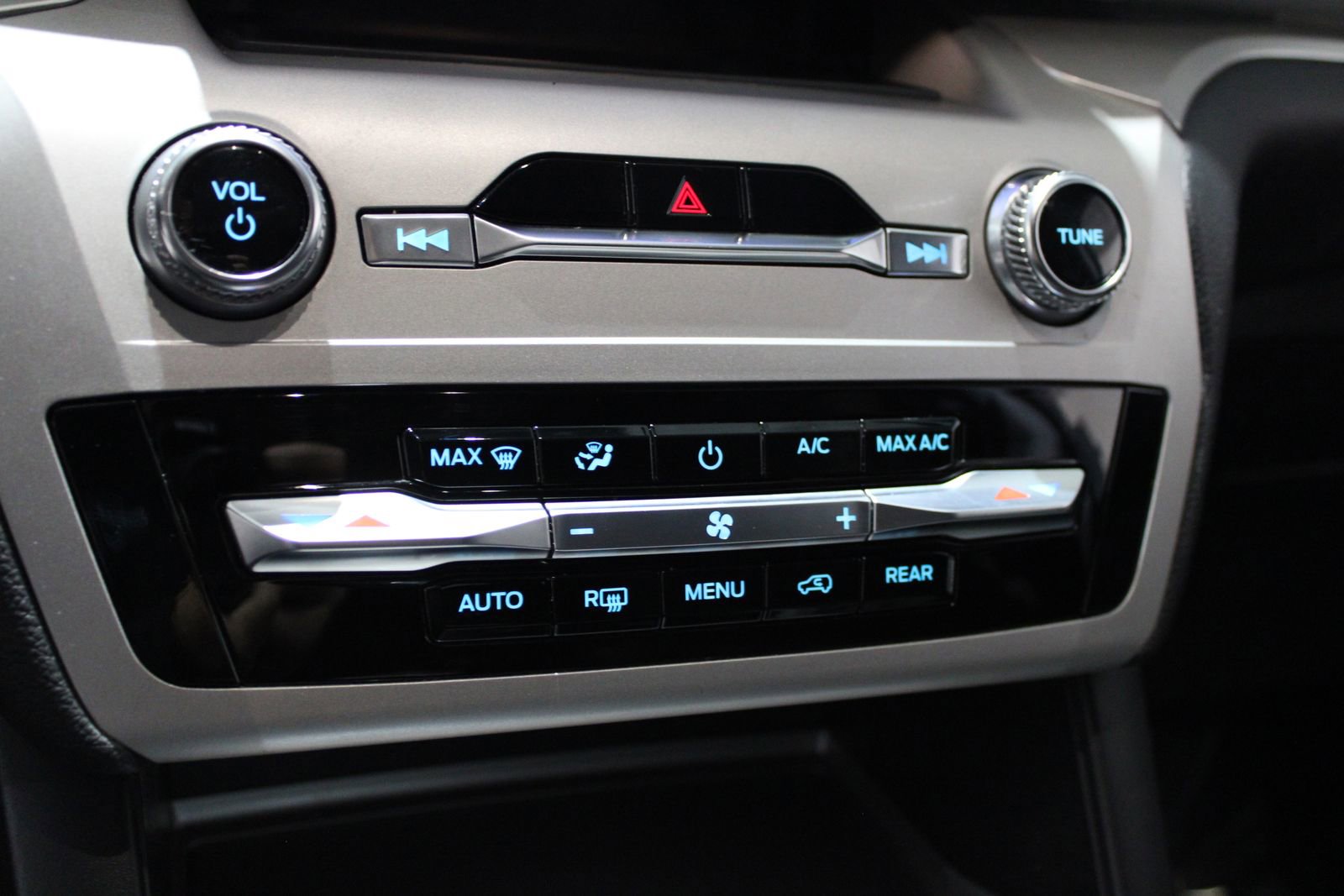 Used 2020 Ford Explorer XLT image 28