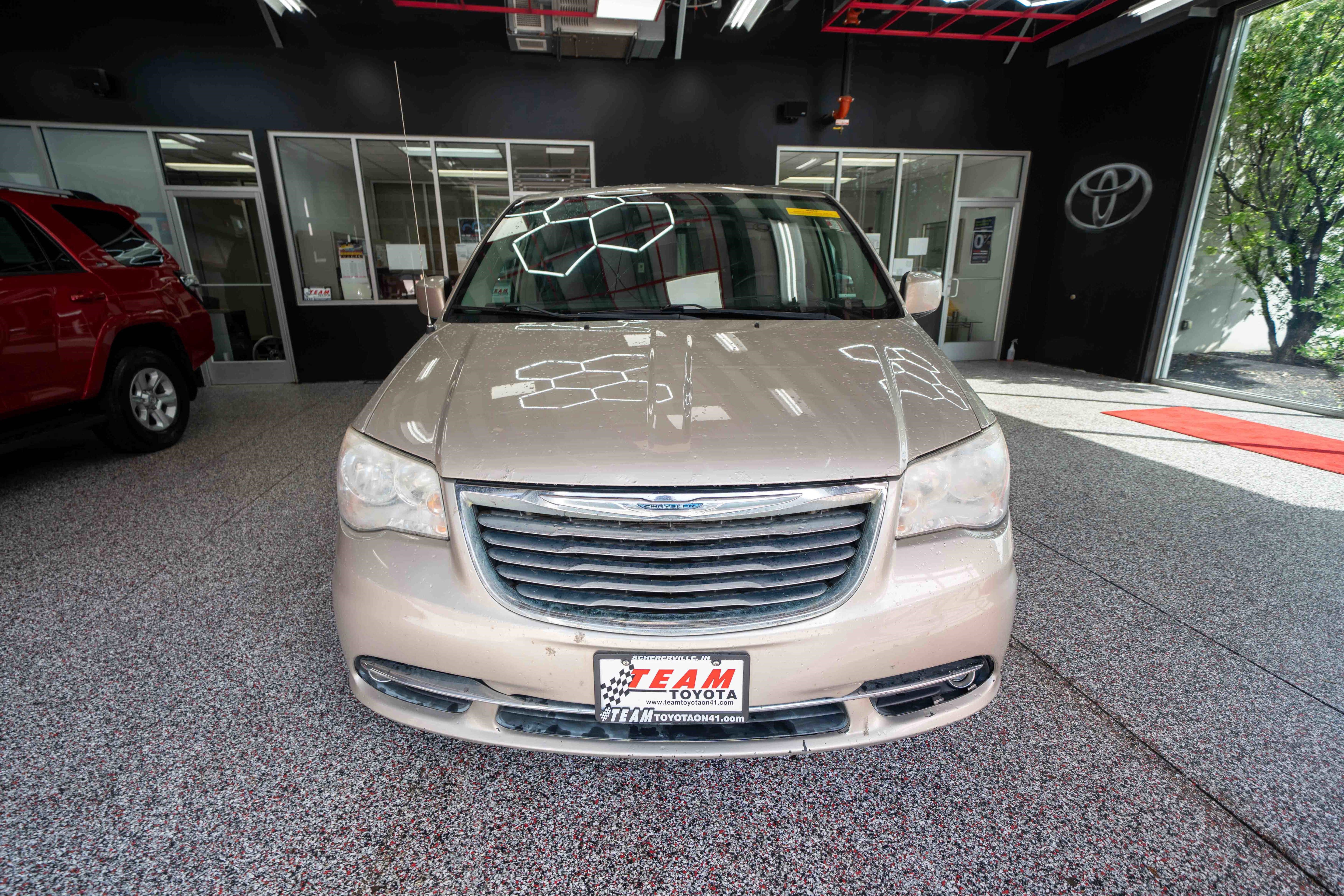 Used 2014 Chrysler Town & Country Touring image 6