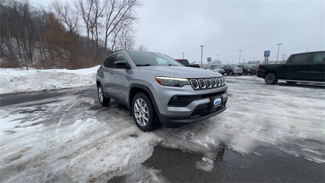 Used 2022 Jeep Compass Latitude w/ Sun and Sound Group image 2