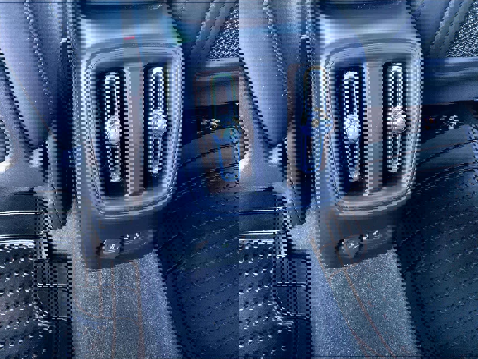 Used 2023 Volvo XC40 Recharge Ultimate image 38