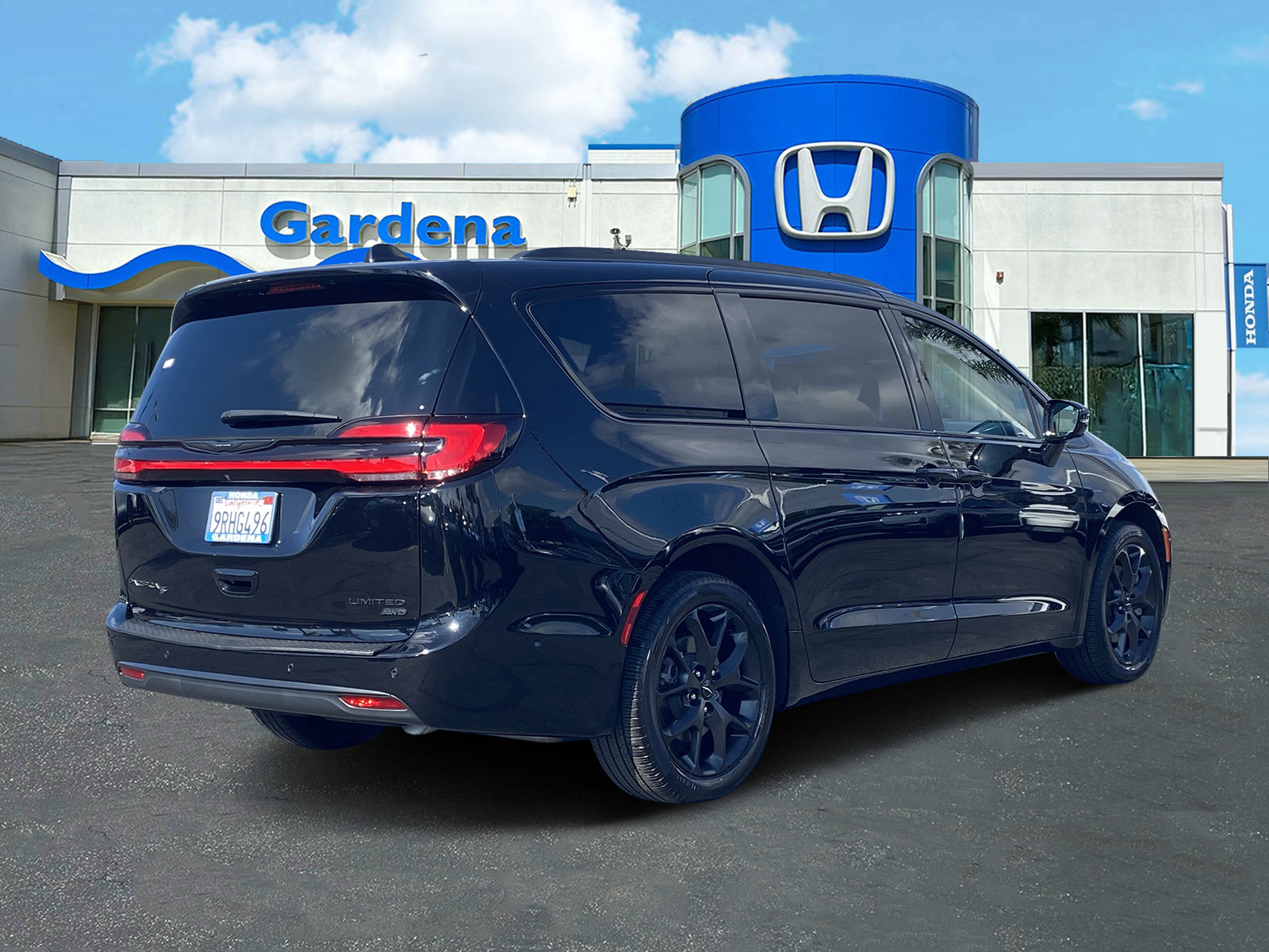 Used 2024 Chrysler Pacifica Limited w/ Uconnect Theater Family Group image 6