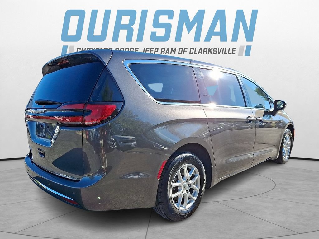 Used 2023 Chrysler Pacifica Touring-L FWD image 6