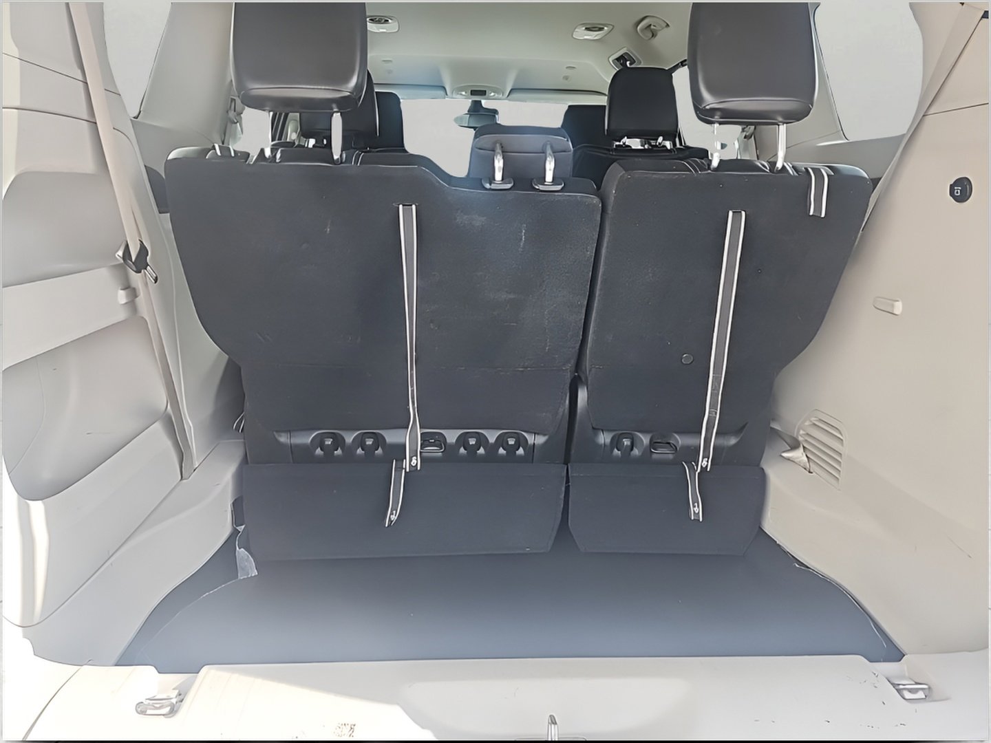 Used 2024 Chrysler Pacifica Touring-L image 11