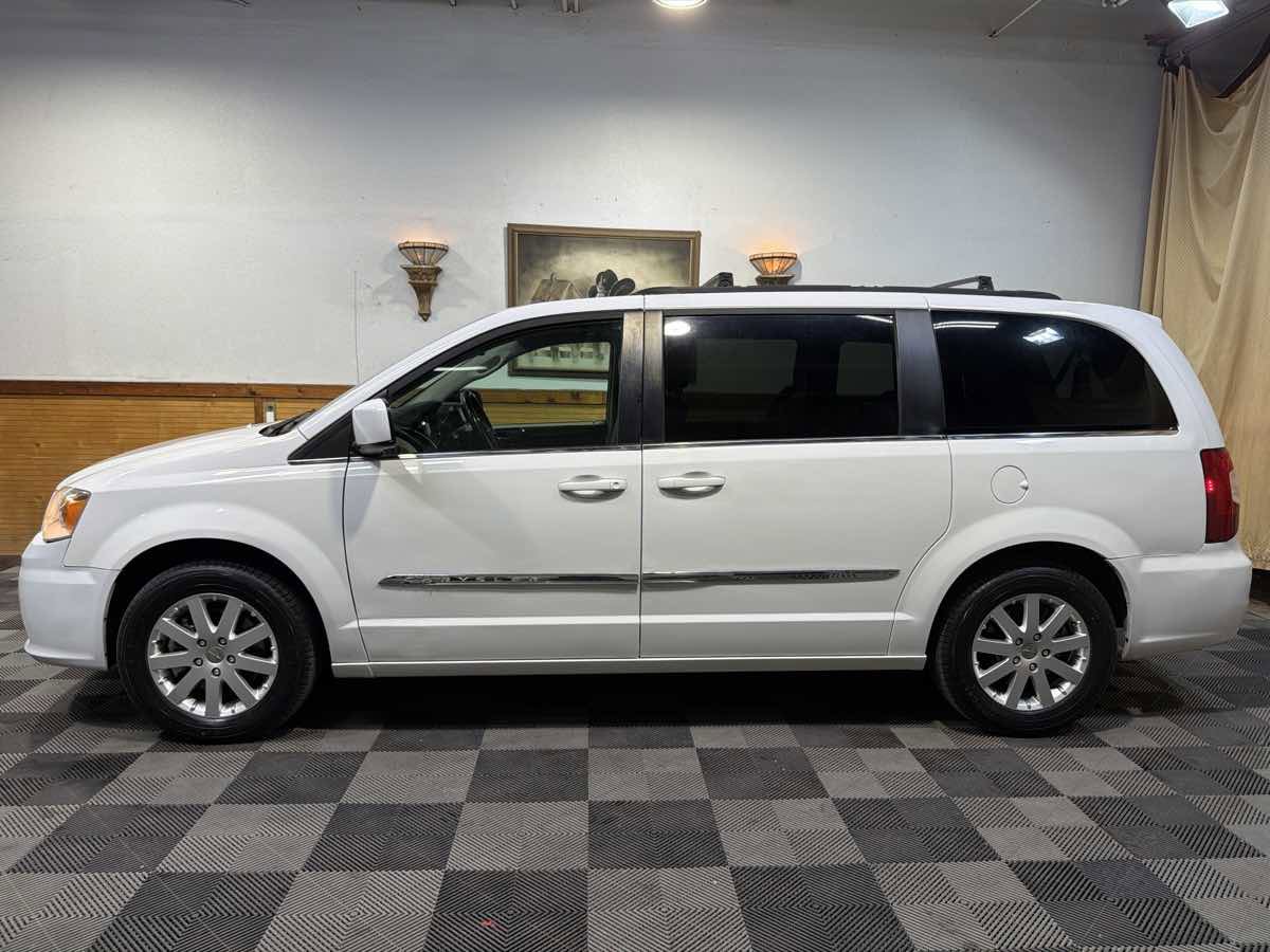 Used 2014 Chrysler Town & Country Touring FWD image 2
