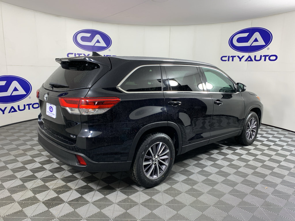 Used 2019 Toyota Highlander XLE image 3