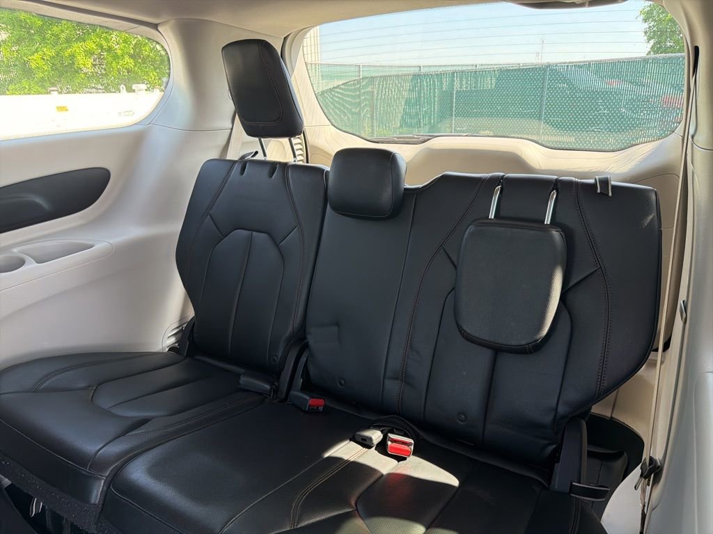 Used 2017 Chrysler Pacifica Touring-L image 14