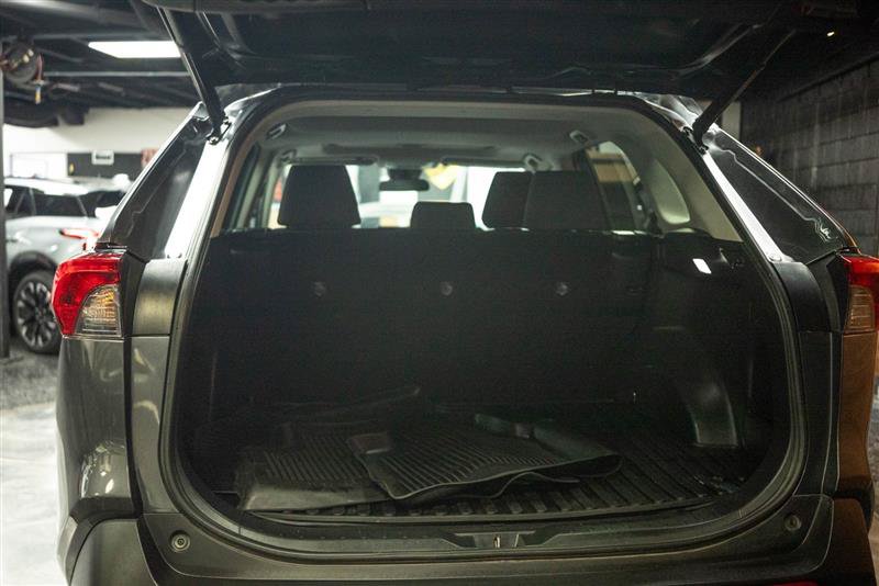 Used 2022 Toyota RAV4 XLE w/ Convenience Package FWD image 7