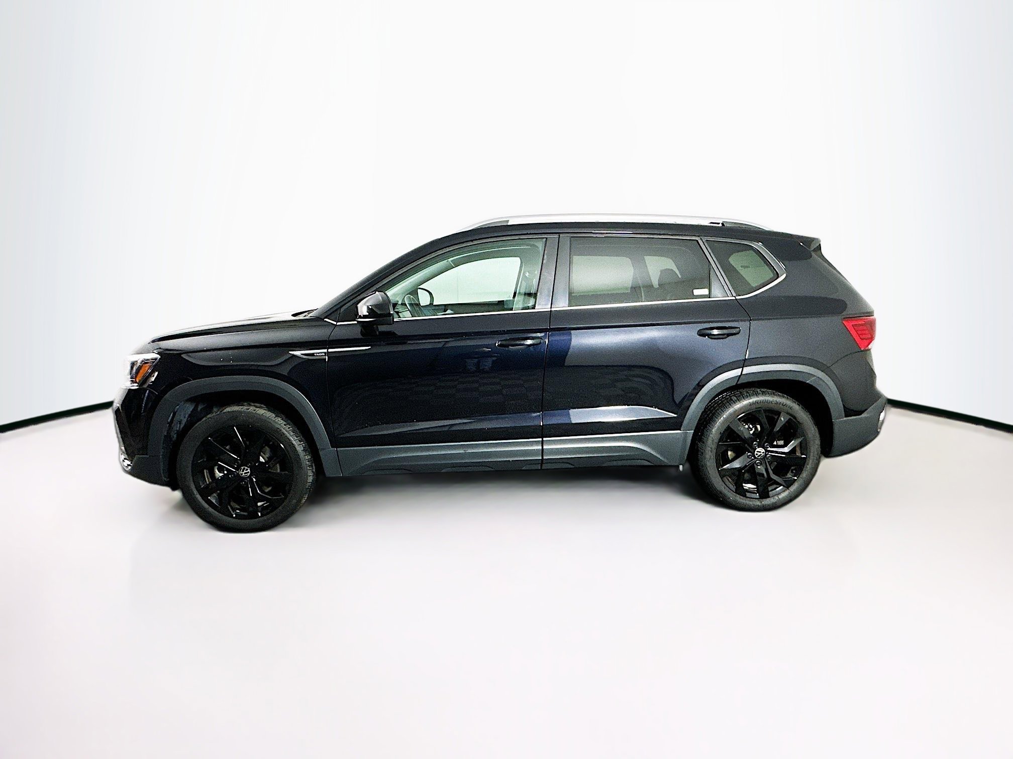 Used 2024 Volkswagen Taos SE image 4