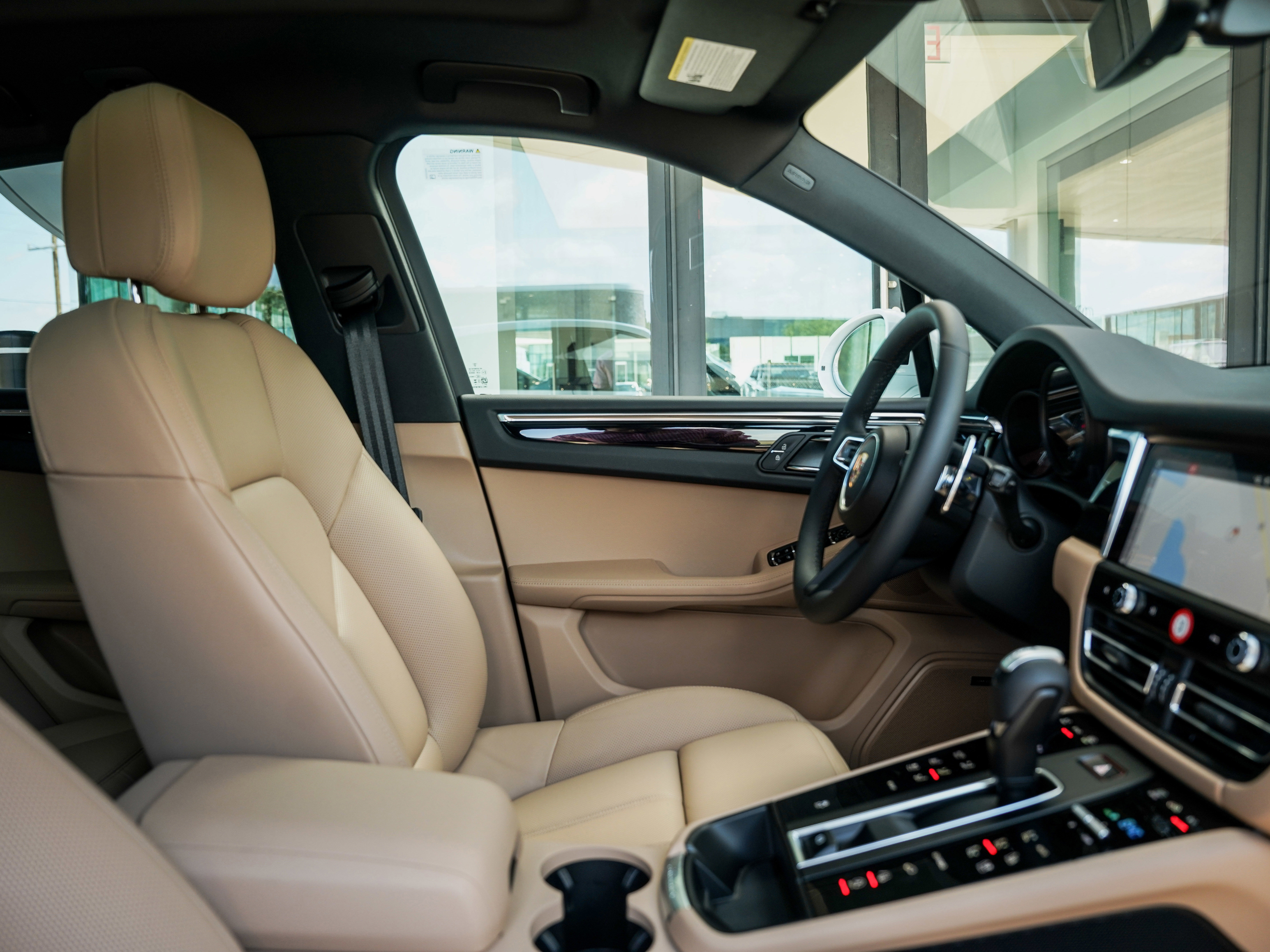 Certified 2025 Porsche Macan image 33