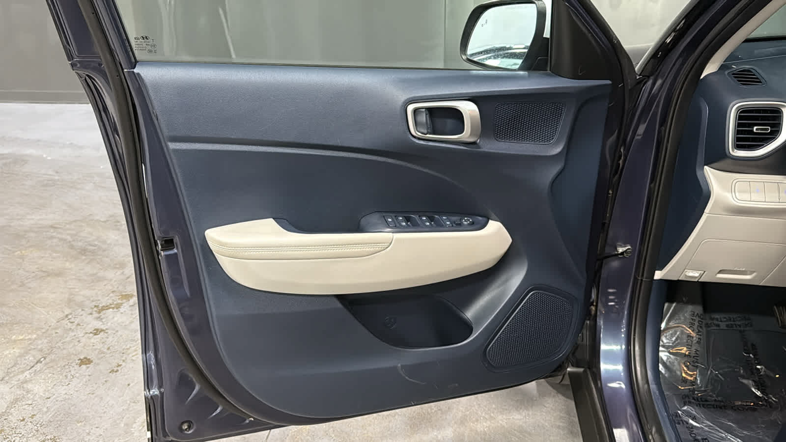 Used 2023 Hyundai Venue Limited w/ Cargo Package FWD image 9