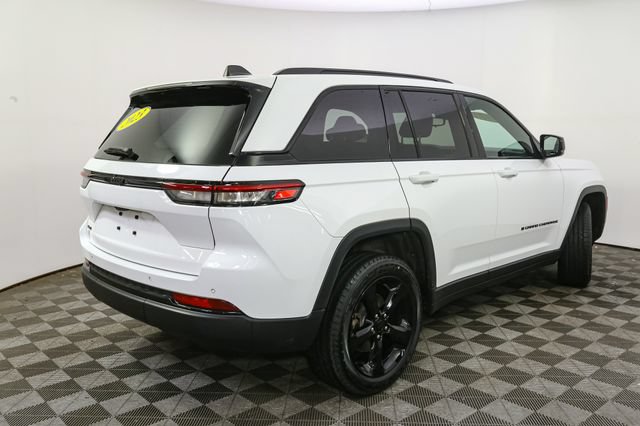 Used 2023 Jeep Grand Cherokee Altitude AWD/4WD image 13