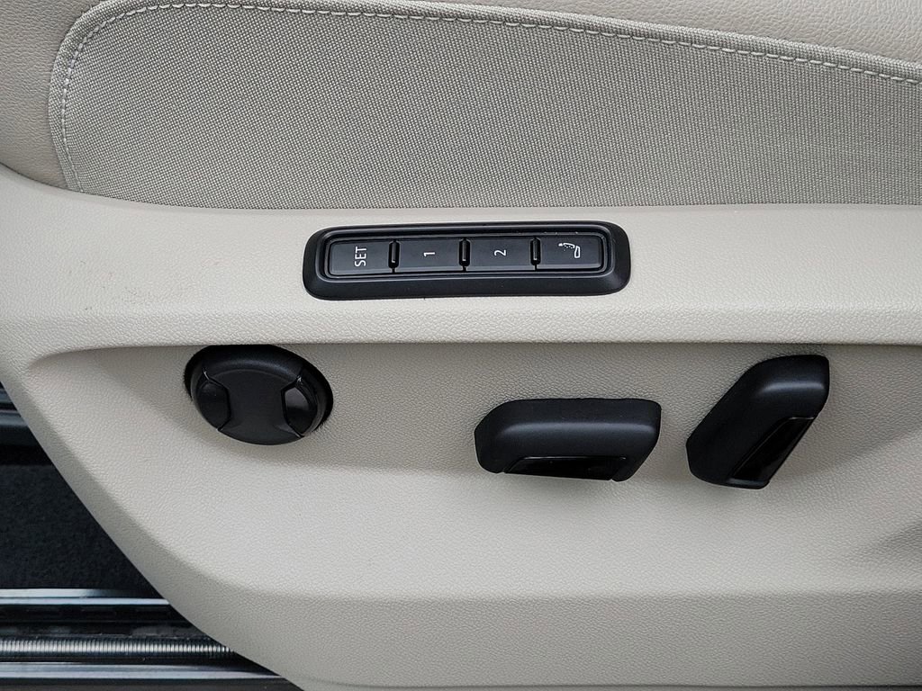 Certified 2025 Volkswagen Atlas SEL Premium R-Line image 23