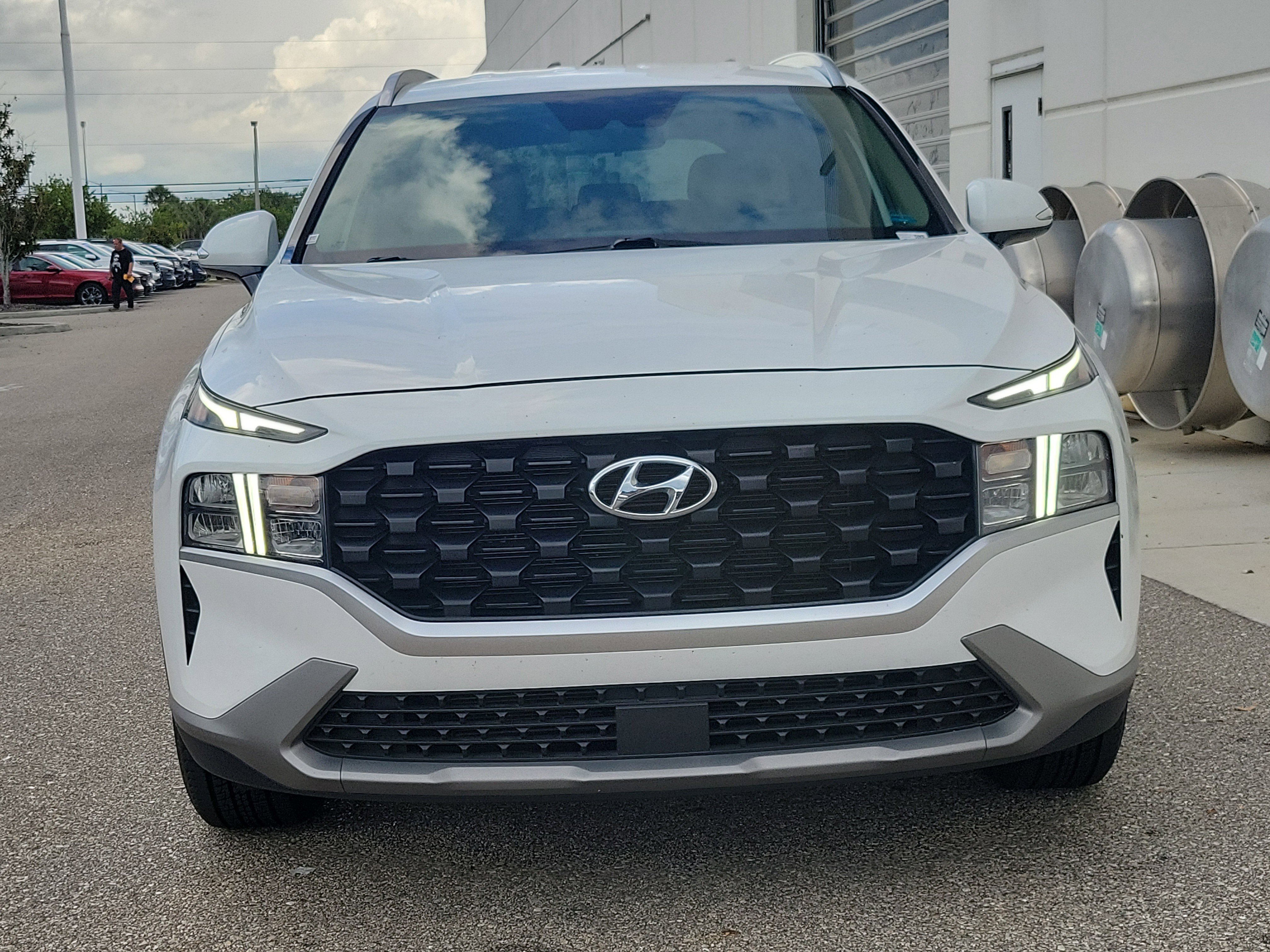 Used 2023 Hyundai Santa Fe SEL FWD image 2