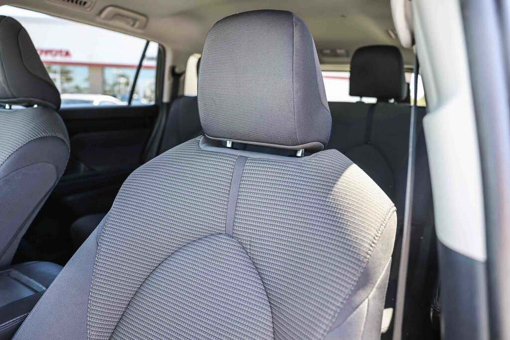 Used 2023 Toyota Highlander LE image 16