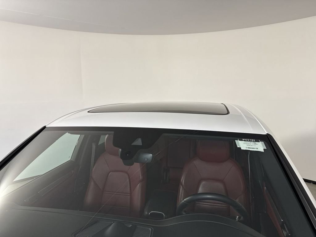 Certified 2022 Porsche Cayenne Platinum Edition image 17