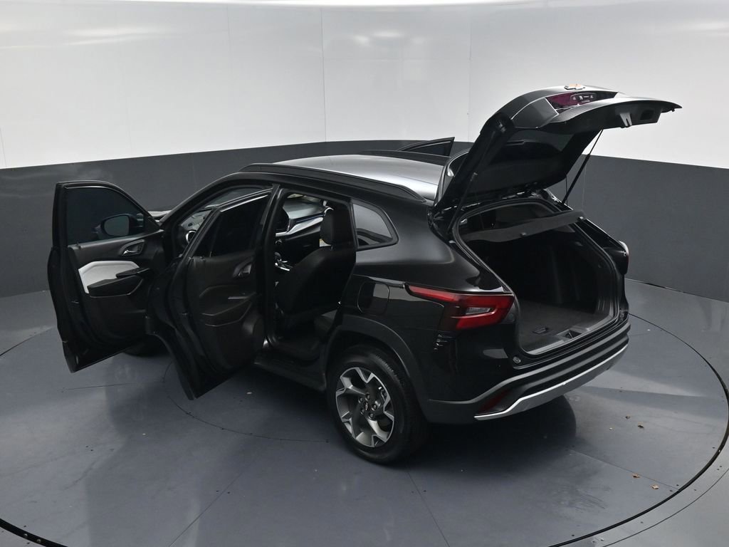 Used 2025 Chevrolet Trax LT w/ Driver Confidence Package image 22