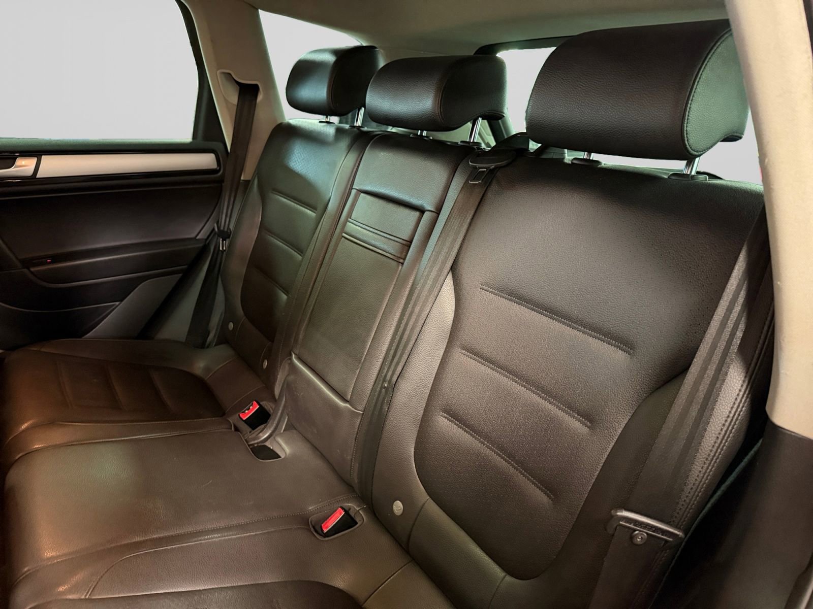 Used 2013 Volkswagen Touareg Sport image 22