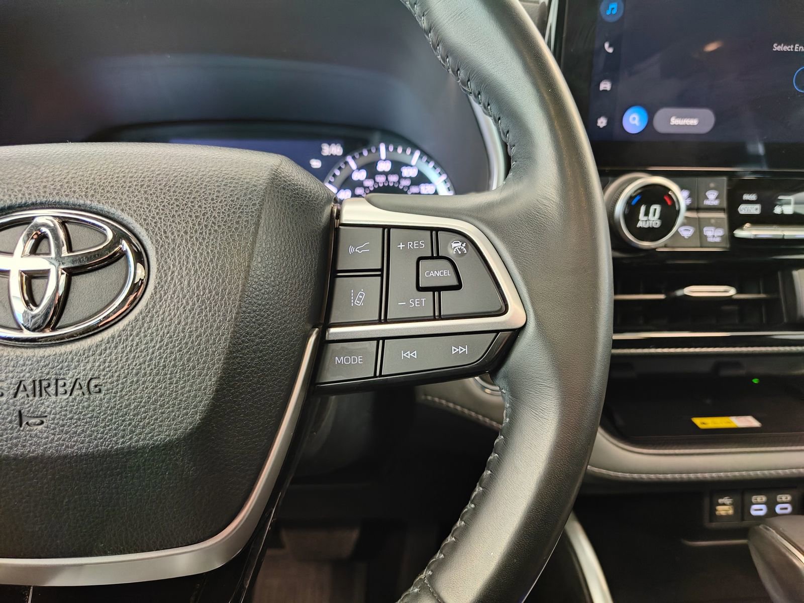 Used 2023 Toyota Highlander XSE image 27