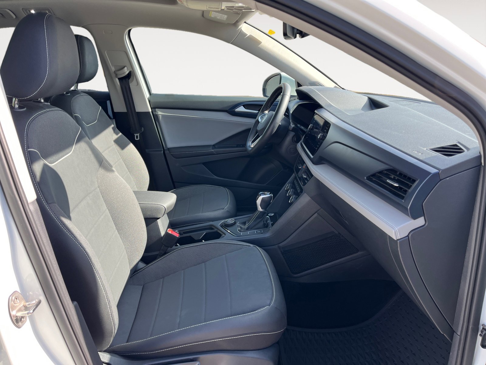 Certified 2024 Volkswagen Taos SE w/ Panoramic Sunroof Package AWD/4WD image 15