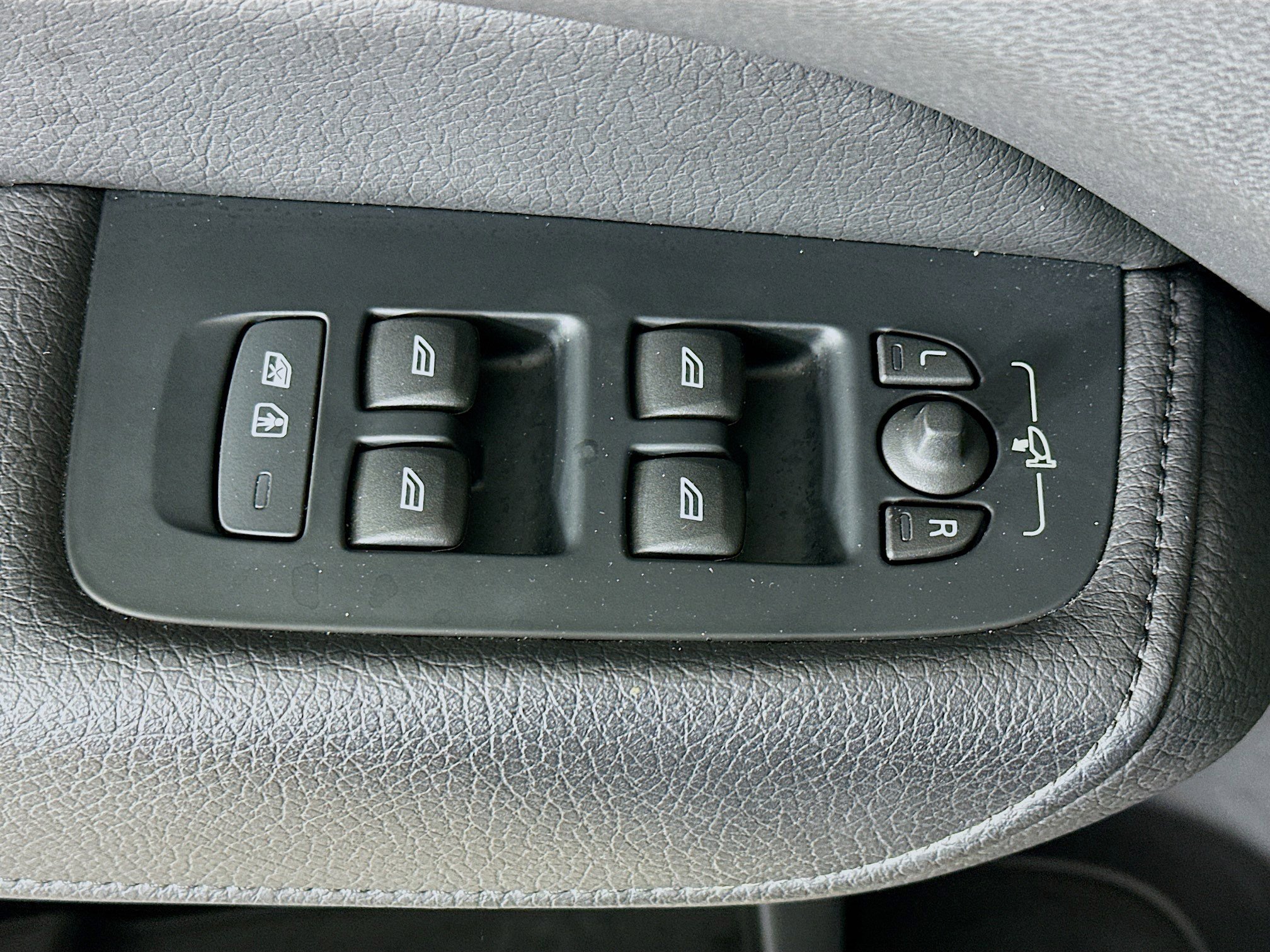 Used 2021 Volvo XC60 T5 Momentum w/ Protection Package Premier FWD image 15