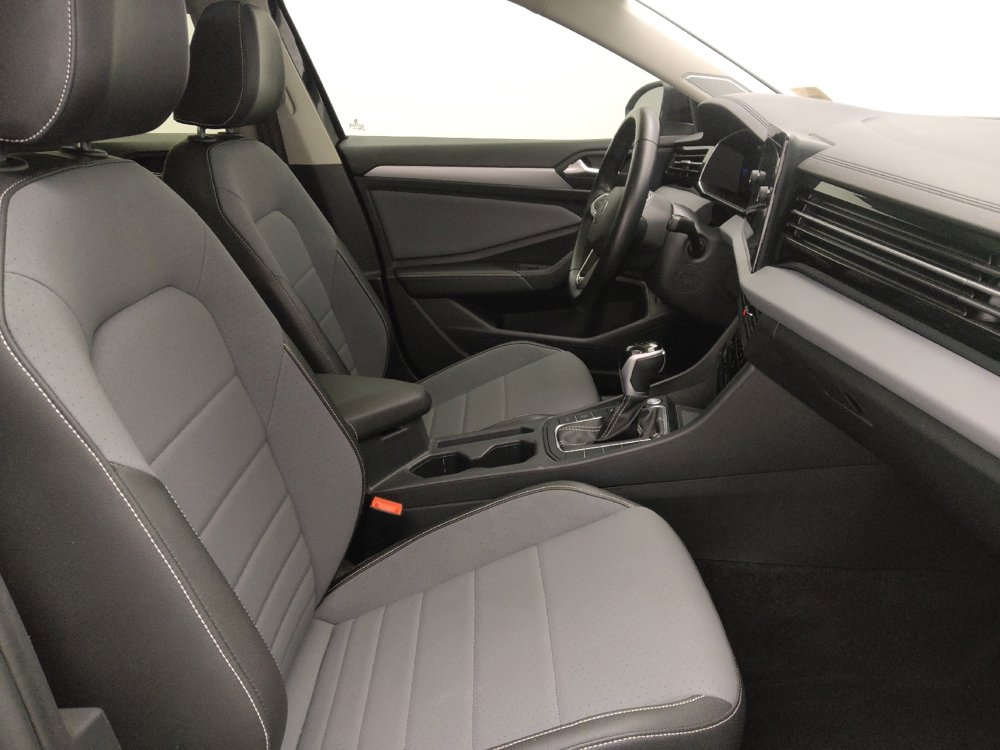 Used 2025 Volkswagen Jetta SE image 21